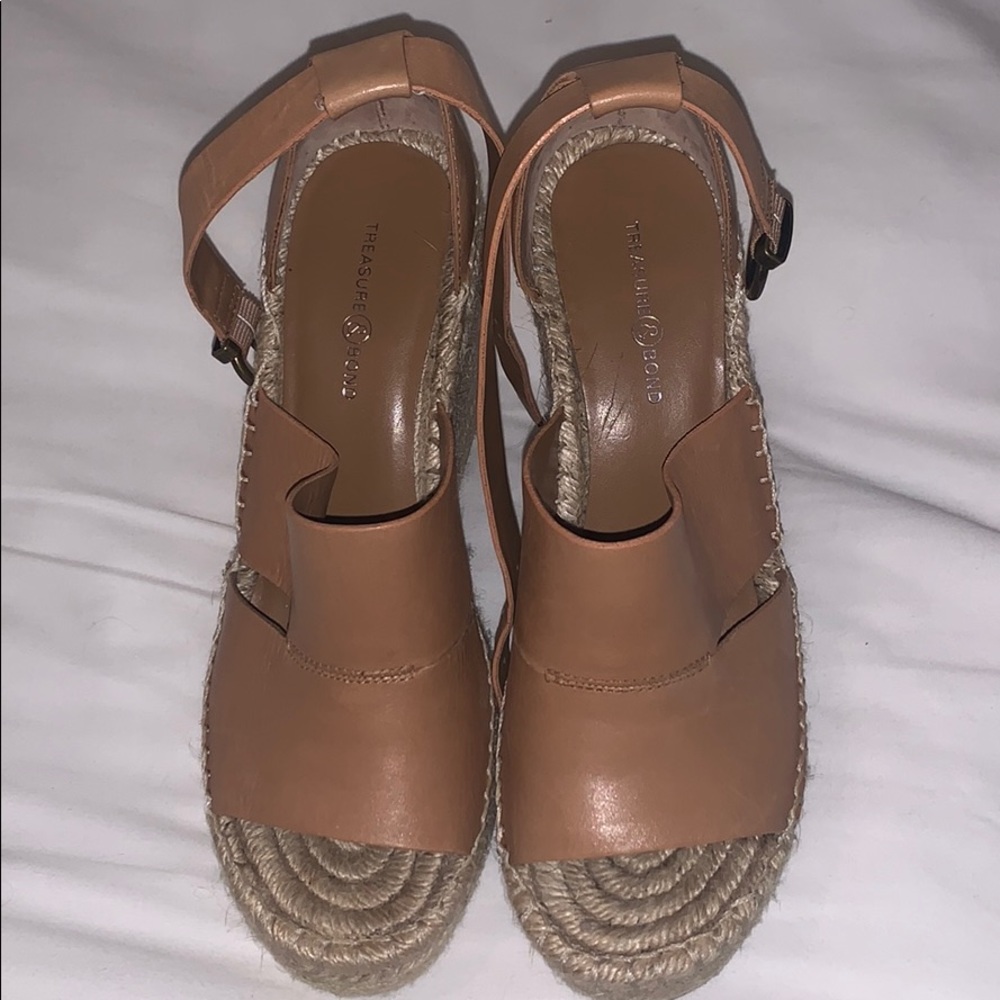 Popular treasure and bond wedges! Barely worn!